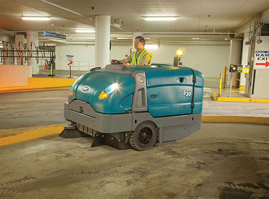 S30 中型驾驶式扫地机应用在停车场。