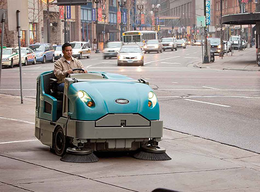 S30 中型驾驶式扫地机清洁城市人行道。